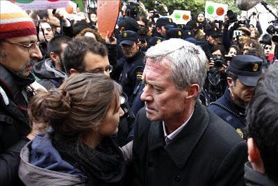 Verstrynge, en el escrache a Santamaría: “Si tratan a la gente como a perros, acabarán mordiendo”.