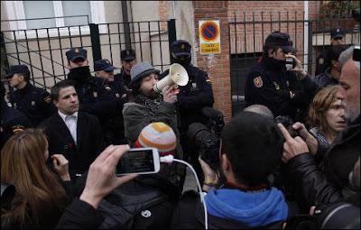 Verstrynge, en el escrache a Santamaría: “Si tratan a la gente como a perros, acabarán mordiendo”. Verstrynge, en el escrache a Santamaría: “Si tratan a la gente como a perros, acabarán mordiendo”.