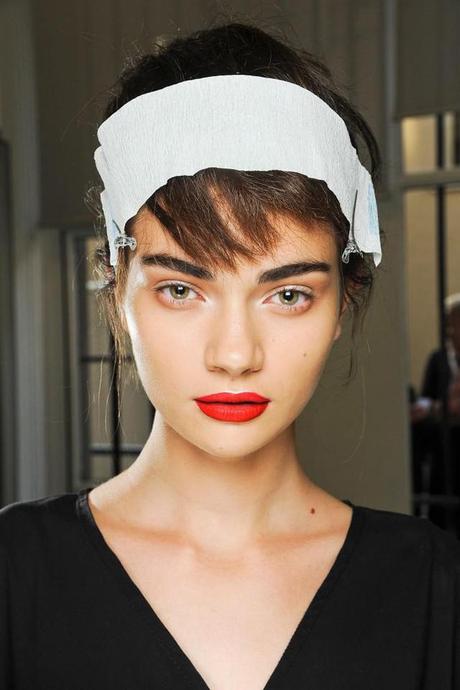 Eight ways to wear neon lips seen on fashion shows Eight ways to wear neon lips seen on fashion shows