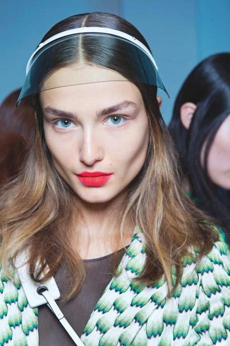 Eight ways to wear neon lips seen on fashion shows Eight ways to wear neon lips seen on fashion shows