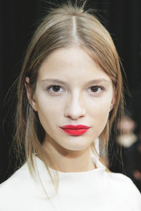 Eight ways to wear neon lips seen on fashion shows Eight ways to wear neon lips seen on fashion shows