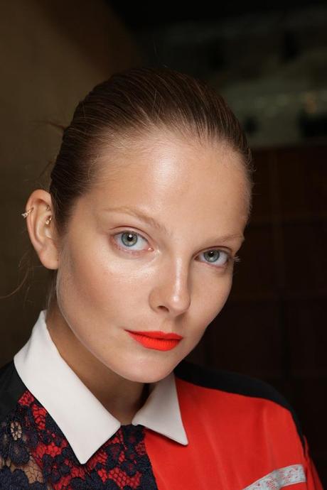 Eight ways to wear neon lips seen on fashion shows Eight ways to wear neon lips seen on fashion shows