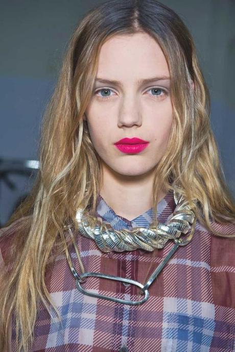 Eight ways to wear neon lips seen on fashion shows Eight ways to wear neon lips seen on fashion shows