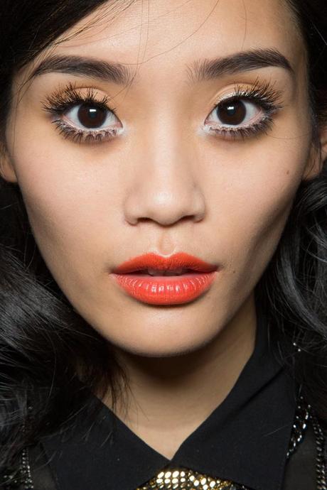 Eight ways to wear neon lips seen on fashion shows Eight ways to wear neon lips seen on fashion shows