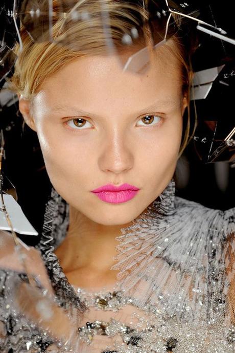 Eight ways to wear neon lips seen on fashion shows Eight ways to wear neon lips seen on fashion shows