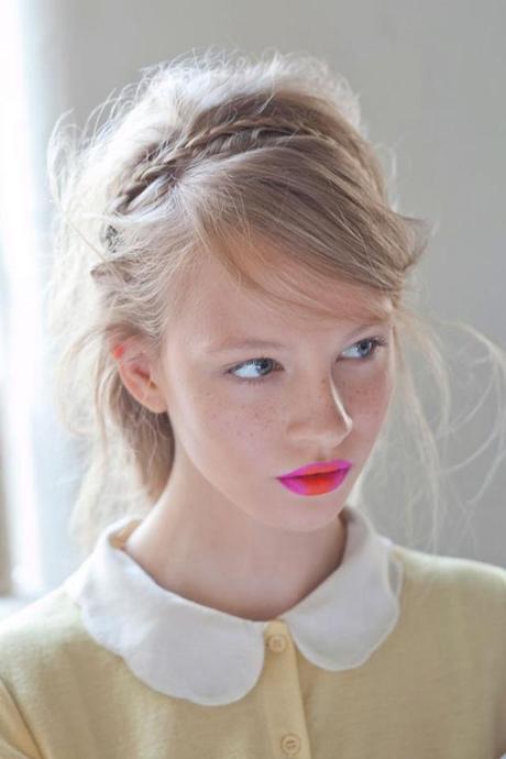 Eight ways to wear neon lips seen on fashion shows Eight ways to wear neon lips seen on fashion shows