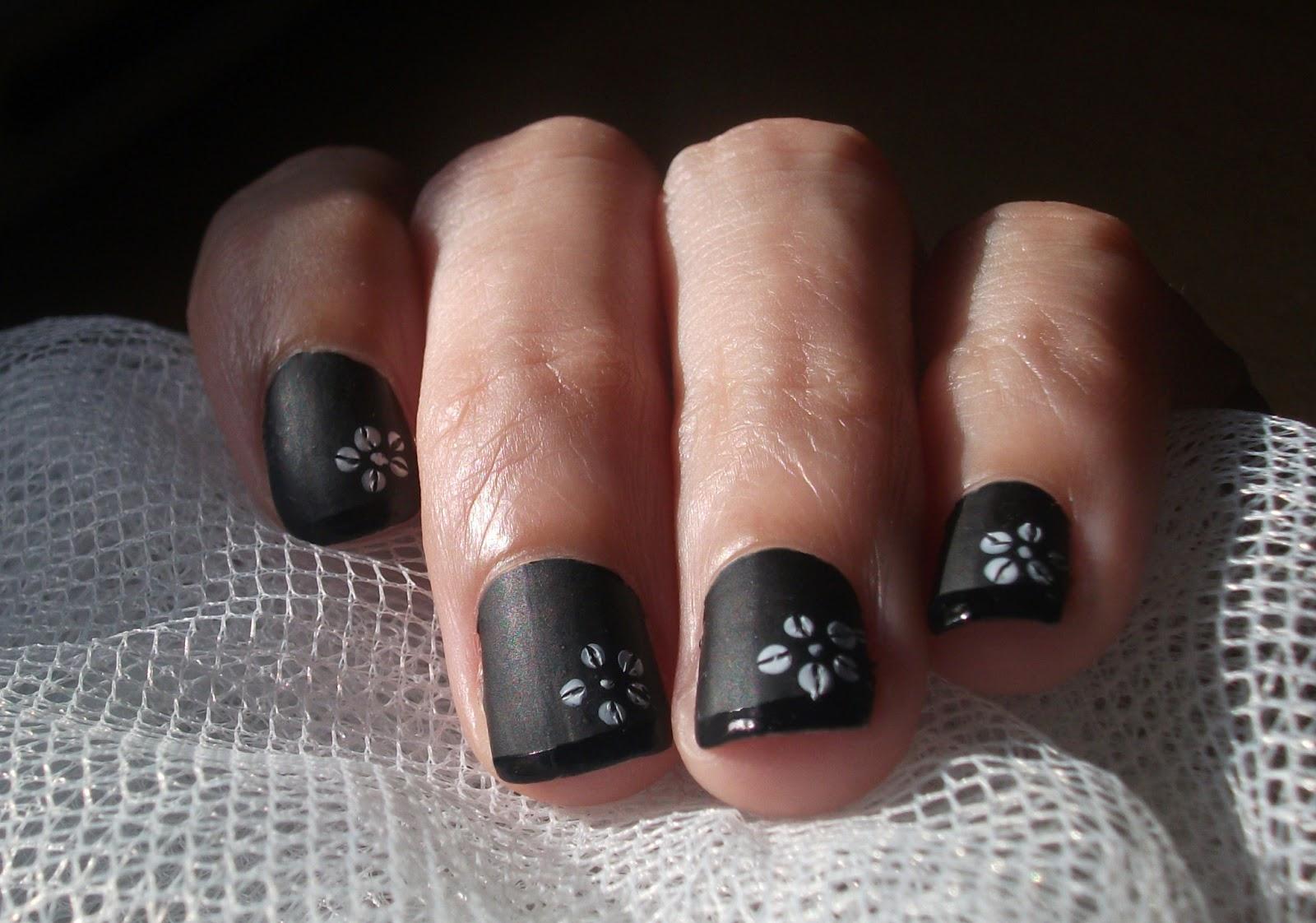 FLORES BLANCAS SOBRE MANICURA FRANCESA EN NEGRO