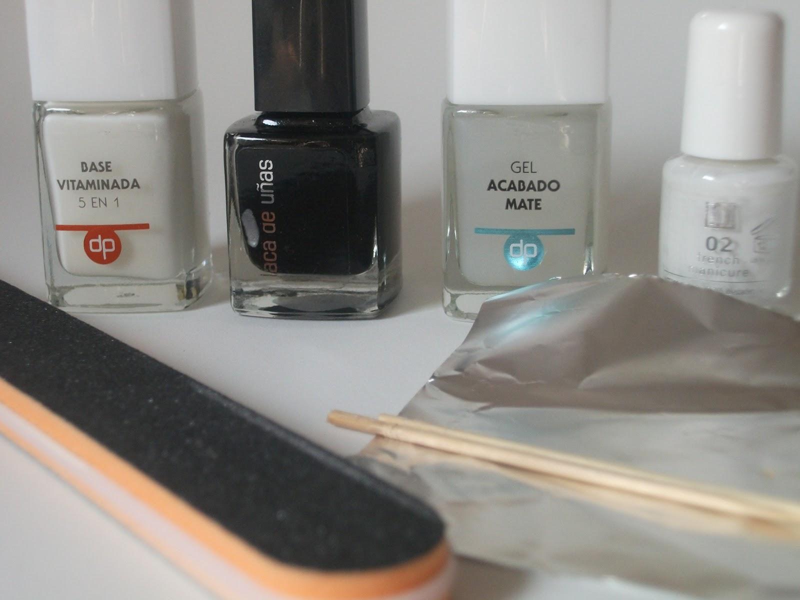 FLORES BLANCAS SOBRE MANICURA FRANCESA EN NEGRO