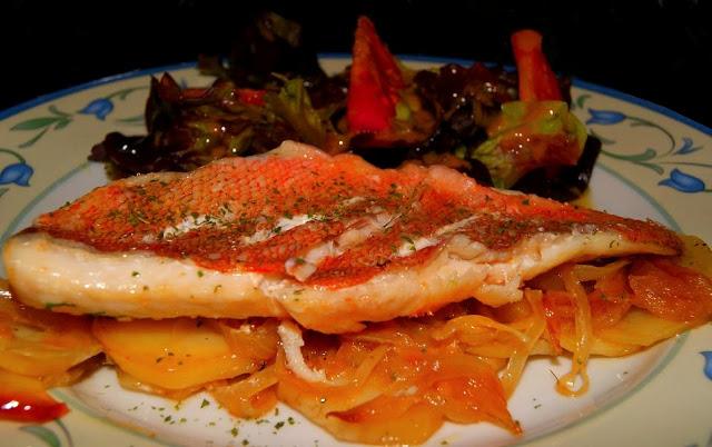 Cabracho al Horno con Patatas panadera y Lechuga de Roble