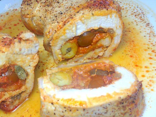 Pavo relleno de aceitunas, cherrys y salsa de pimiento del piquillo