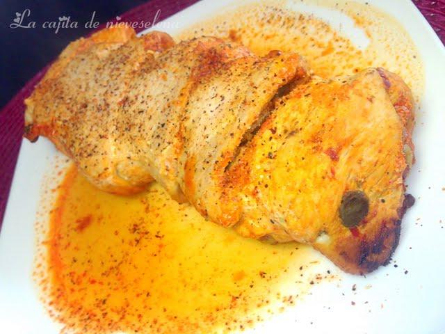 Pavo relleno de aceitunas, cherrys y salsa de pimiento del piquillo