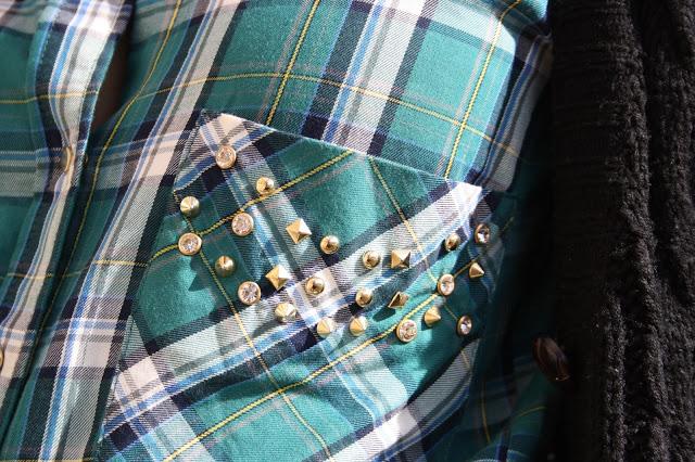 Camisa de cuadros y tachuelas