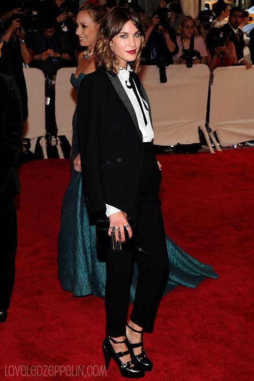 El look masculino en la gala Costume de Alexa Chung