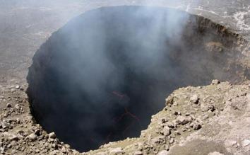 Volcán dentro del cráter Kilauea en Hawaii