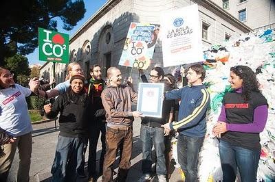 www.InspirAction.org   Reciclando un Récord Guinness La alegría de despedir a 17.773 bolsas con un adiós contra el cambio climático