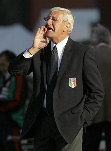 Italy's coach Marcello Lippi shouts during an international friendly soccer match against Mexico in Brussels June 3, 2010. REUTERS/Alessandro Garofalo (BELGIUM - Tags: SPORT SOCCER WORLD CUP)