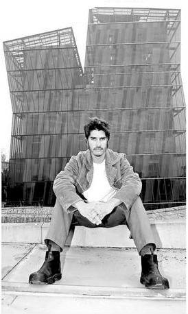 Chairless Aravena Chairless Aravena