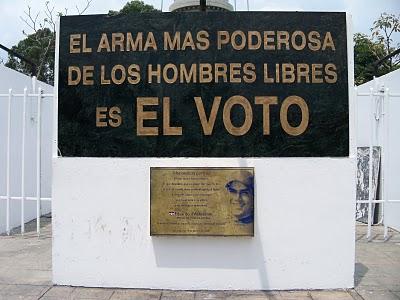 Mensajes divertidos en plazas absurdas