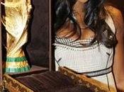 Naomi Campbell presenta estuche Louis Vuitton, guardará Copa Mundo Fútbol