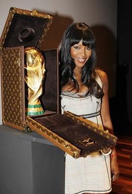 Naomi Campbell presenta el estuche de Louis Vuitton, que guardará la Copa del Mundo de Fútbol