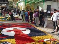 Alfombras de la I.E. Simón Bolívar para el CORPUS CHRISTI (Otuzco 2010 )