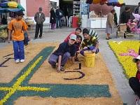 Alfombras de la I.E. Simón Bolívar para el CORPUS CHRISTI (Otuzco 2010 )