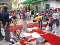 Alfombras de la I.E. Simón Bolívar para el CORPUS CHRISTI (Otuzco 2010 )