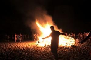San Juan en la playa: fuego, música y diversión