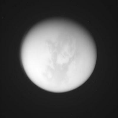 Cassini toma nuevas imágenes del mayor lago de Titán