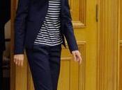 Letizia apunta look navy. Princesa recibe ganadores "Hoy Escolar"