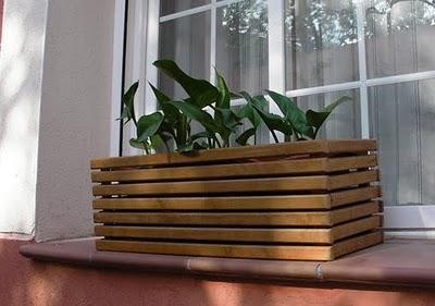 Una sombrilla convertida en jardinera