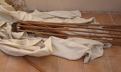 Una sombrilla convertida en jardinera