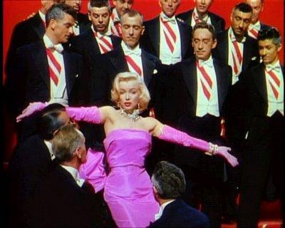 Vestidos para la historia: El  rosa fucsia de Marilyn Monroe