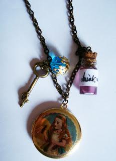 COLLAR LOCKET ALICIA EN EL PAIS DE LAS MARAVILLAS