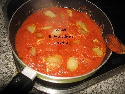 Patatas en tomate con huevo