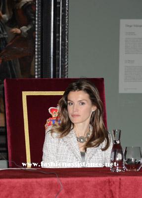 Dña. Letizia, con un total look gris, en la entrega el Premio Velázquez