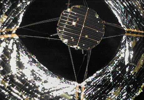 Imágenes de Ikaros y su vela solar completamente desplegada Imágenes de Ikaros y su vela solar completamente desplegada