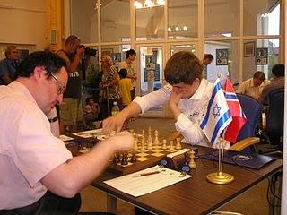 Carlsen no despega en IV Torneo de Reyes 2010 R3