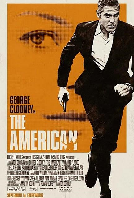 Clooney es un asesino a sueldo. Poster de The American.