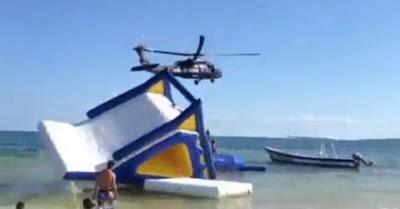 helicóptero vuelca castillo hinchable en playa de cancún