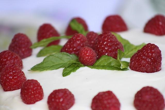 LAYER CAKE DE FRAMBUESAS CON CREMA DE QUESO SUAVE