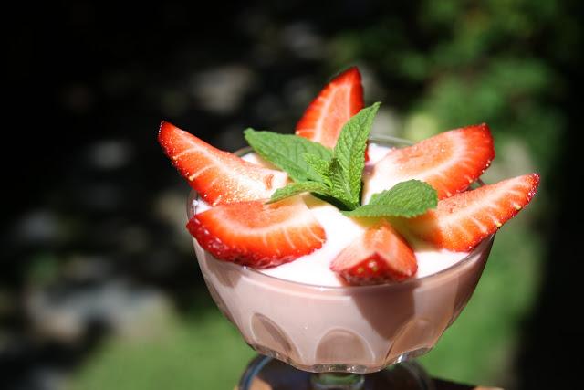 COPA DE FRESAS CON NATA