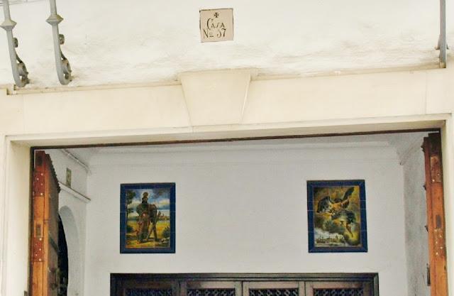 Los azulejos del 17 de la Calle Monsalves (1): San Andrés y el Arcángel San Gabriel.