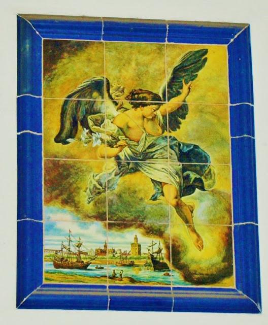 Los azulejos del 17 de la Calle Monsalves (1): San Andrés y el Arcángel San Gabriel.