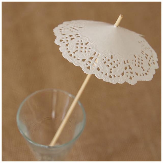 sombrillitas de blonda - doilies mini-umbrellas