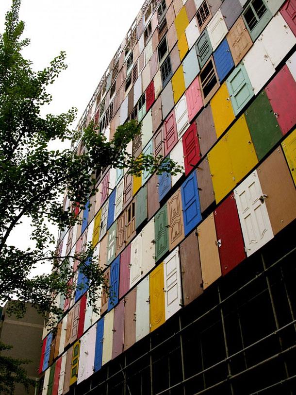 El reciclaje de 1000 puertas (Por el arquitecto Choi Jeong Hwa)