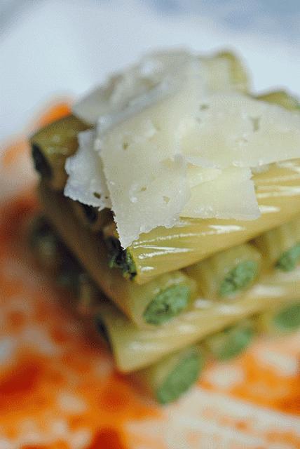 Timbal de tortiglioni rellenos de espinacas, ricotta y pesto