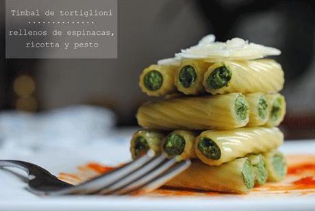 Timbal de tortiglioni rellenos de espinacas, ricotta y pesto
