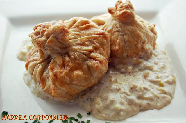 SAQUITOS DE POLLO, QUESO Y CEBOLLA.