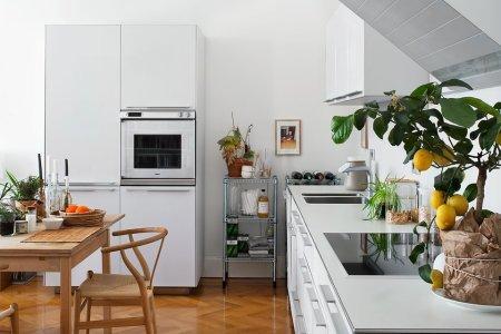 techos altos decoración suelo de parquet de roble espigado puerta corredera decoración productos de diseño piso nórdico diáfano muebles de diseño diseño de interiores decoración nórdica decoración de interiores Bulthaup y Gaggenau blog decoración 